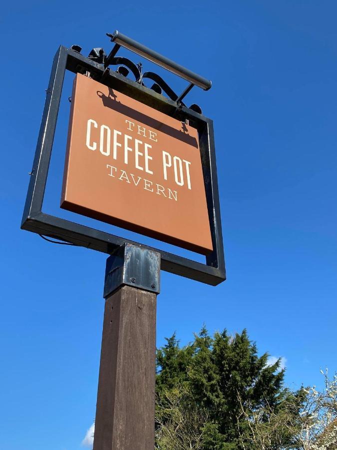 The Coffee Pot Tavern Bed & Breakfast Potterspury ภายนอก รูปภาพ
